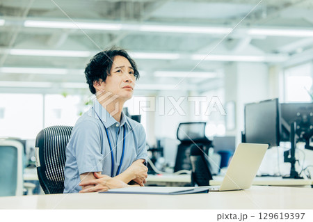 オフィスの冷房が寒すぎるビジネスマン 129619397