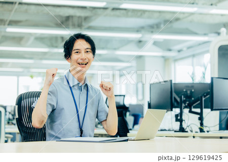 若い男性、介護士、スポーツクラブ 若い男性、介護士、スポーツクラブ 129619425