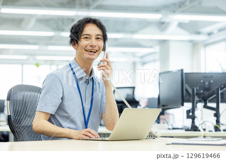 オフィスで電話をするビジネスマン 129619466