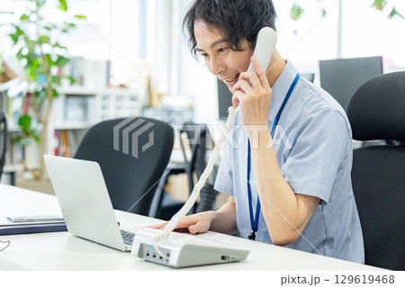 電話応対　ビジネスマン 129619468