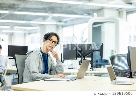 オフィスで働く男性 オフィスで働く男性 129619500