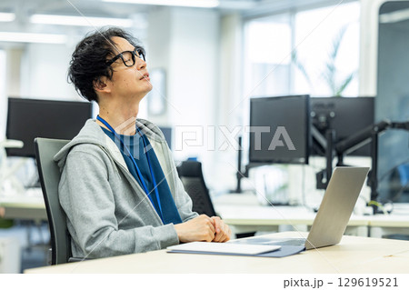 オフィスで働く男性　ネガティブ 129619521