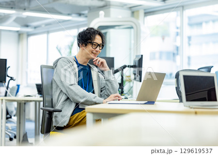 会社でパソコンで仕事をする男性 会社でパソコンで仕事をする男性 129619537