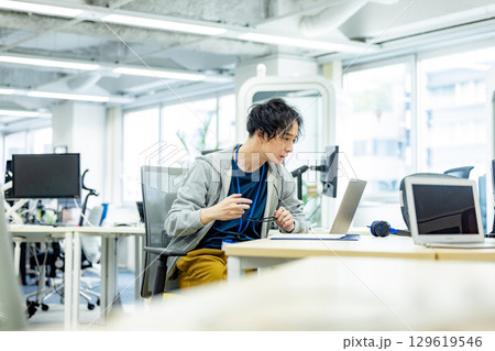 眼精疲労 デスクで頭を抱える30代のビジネスマン 眼精疲労 デスクで頭を抱える30代のビジネスマン 129619546