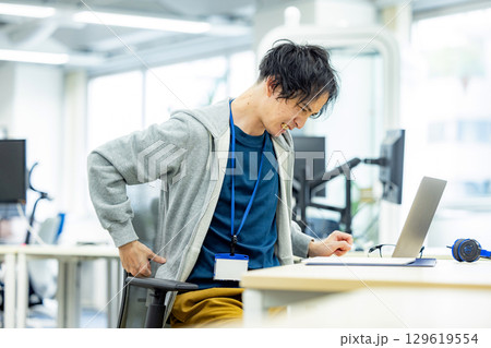 腰痛　男性　オフィス 129619554