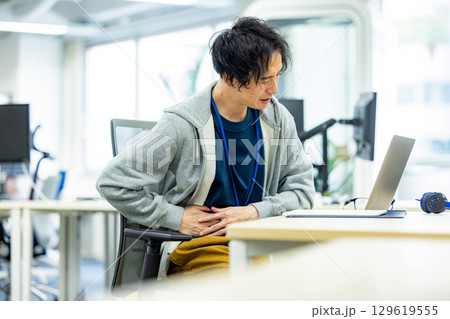 腰痛　男性　オフィス 129619555