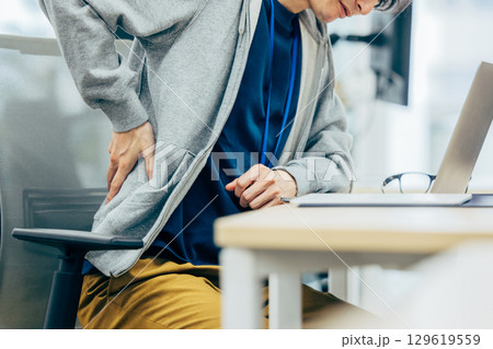腰痛　男性　オフィス 129619559