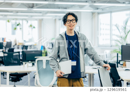 オフィスで働くビジネスパーソン オフィスで働くビジネスパーソン 129619561