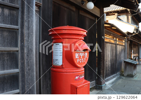 レトロな赤いポストと木造古民家の風景 レトロな赤いポストと木造古民家の風景 129622064