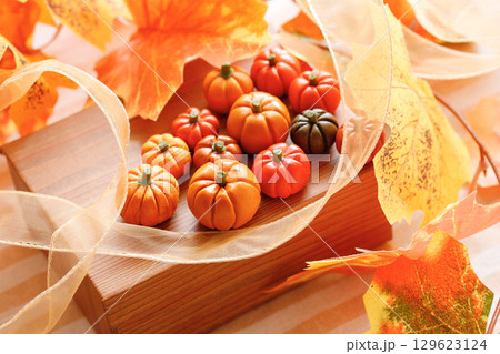 ハロウィンのかぼちゃの飾り 小さなかぼちゃの置物 ハロウィンのかぼちゃの飾り 小さなかぼちゃの置物 129623124