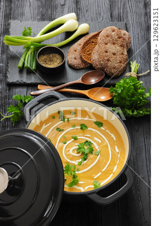 roasted parsnip and carrot soup, top view 129623151