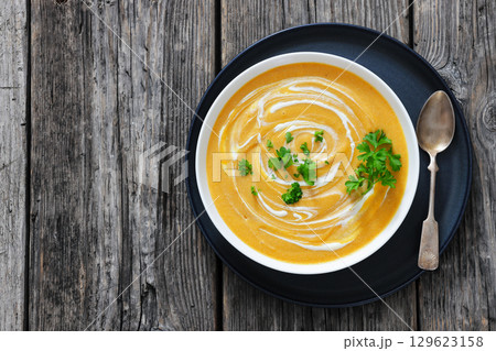 roasted parsnip and carrot soup, top view 129623158