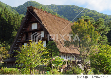 白川郷の合掌造り 129623302