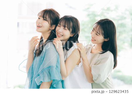 3人の若い女性 129623435