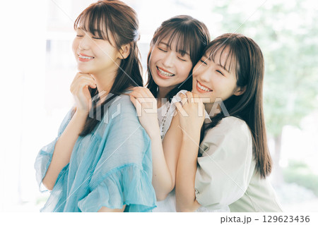 3人の若い女性 129623436
