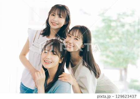 3人の若い女性 3人の若い女性 129623437
