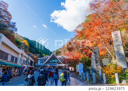 秋の高尾山　朝日が差し込む京王線清滝駅前 129623975