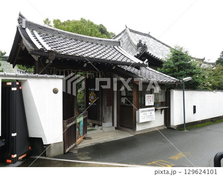 奈良市の傳香寺(中門・本堂) 奈良市の傳香寺(中門・本堂) 129624101