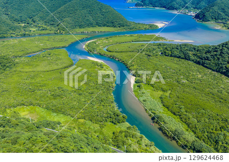 奄美大島 マングローブ原生林 - 鮮やかな真夏の木々と川の色の空撮 129624468