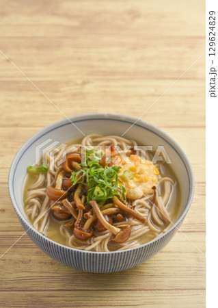 ナメコと天ぷらの蕎麦 129624829