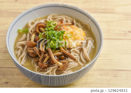 ナメコと天ぷらの蕎麦 ナメコと天ぷらの蕎麦 129624831