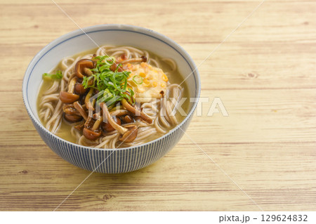 ナメコと天ぷらの蕎麦 129624832