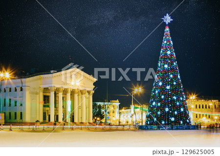 Charming Nightscapes Featuring Colorful Christmas Lights 129625005