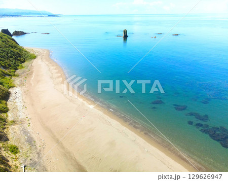 夏の北海道江差町で伏木戸海岸の風景を空撮 129626947