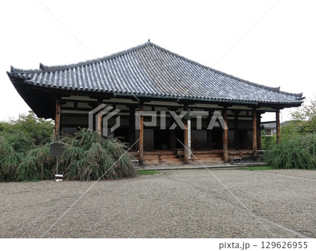 萩が咲く奈良市の元興寺（極楽堂／本堂） 129626955