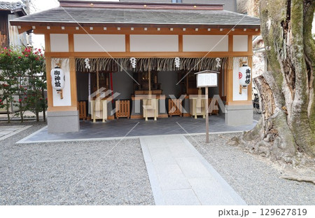 京都市東山区にある安井金毘羅宮の境内風景 京都市東山区にある安井金毘羅宮の境内風景 129627819