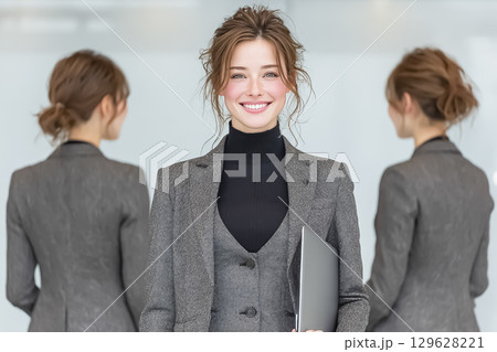 外国人向け観光案内所のスタッフ　笑顔の白人女性 129628221