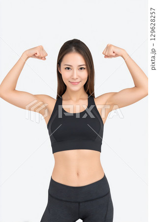 フィットネスウェアを着た女性のポーズ 129628257