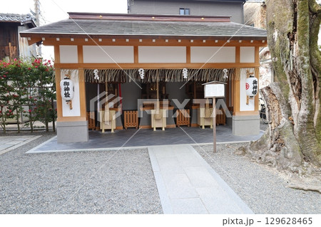 京都市東山区にある安井金毘羅宮の境内風景 京都市東山区にある安井金毘羅宮の境内風景 129628465