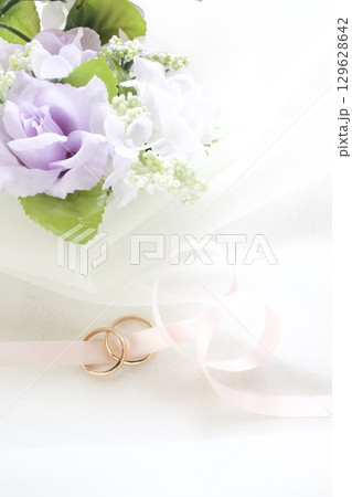 白い花と指輪の背景写真 129628642