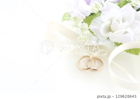 白い花と指輪の背景写真 129628643