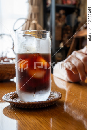 リビングでアイスコーヒーを飲むひととき（縦） 129628644