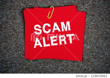 Scam Alert text message on stick note on cork paper background 129628862