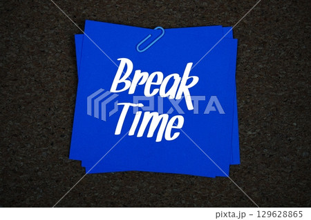 Break Time text message on stick note on cork paper background 129628865