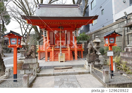 京都市東山区にある安井金毘羅宮の境内風景 京都市東山区にある安井金毘羅宮の境内風景 129628922