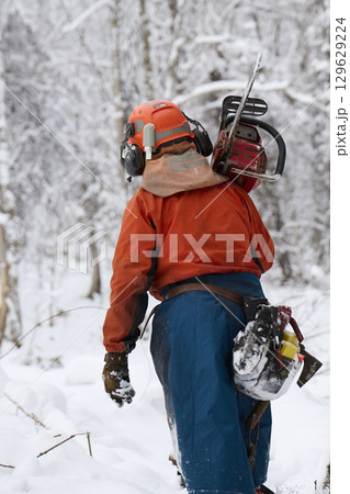 木を切る人 129629224