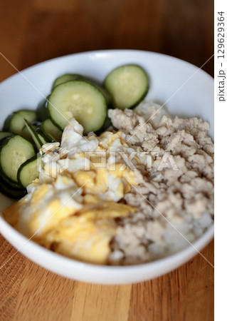 普段の日の簡単一人ごはん　鶏そぼろの3食丼 129629364