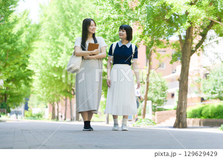 歩道を歩く女子大学生ペア 歩道を歩く女子大学生ペア 129629429