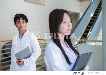 白衣を着た医者 129629437