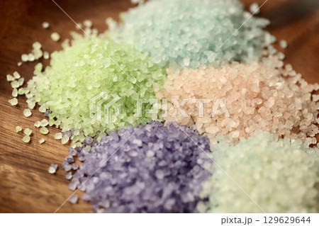 山盛りにした数種類の香り付きカラーバスソルト アロマバスソルト 山盛りにした数種類の香り付きカラーバスソルト アロマバスソルト 129629644