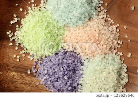 山盛りにした数種類の香り付きカラーバスソルト　アロマバスソルト 129629646