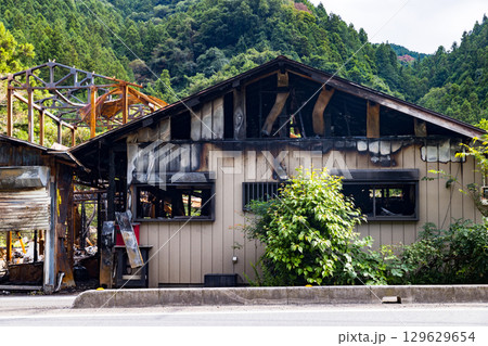 住宅の火災現場 129629654