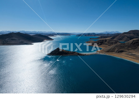 Aerial view of  beautiful  Yamdrok Yumtso lake in Tibet, China 129630294