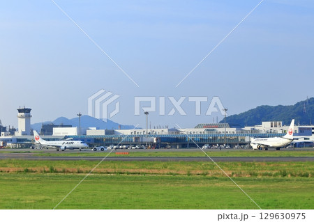 【愛媛県】晴天の松山空港 129630975