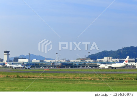 【愛媛県】晴天の松山空港 129630978