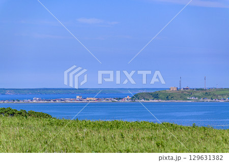 琵琶瀬から望む嶮暮帰島と太平洋の夏景色（北海道浜中町） 129631382